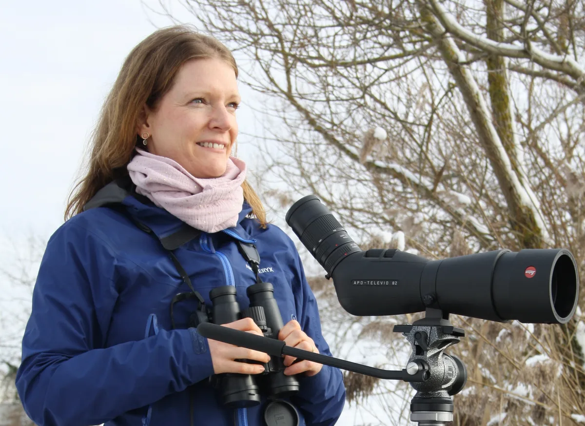 Auf dem Bild ist Antonia Zurbuchen in blauer Jacke mit Fernglas und Fernrohr zu sehen.